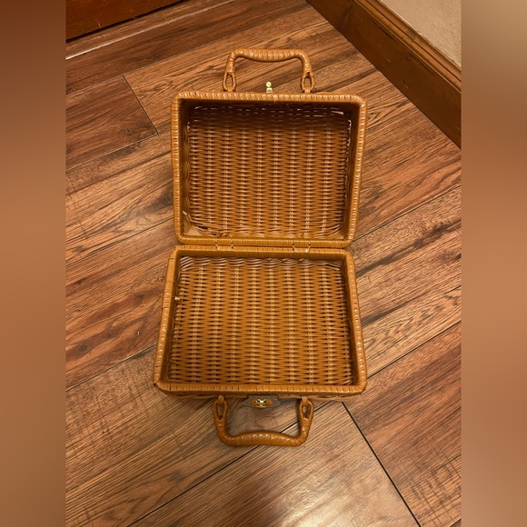 Imitation Rattan Handbag with Gold Clasp - plastic handles - Picture 3 of 4